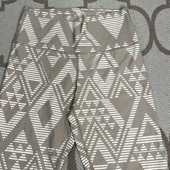 Aerie chill play move geometric Patterned 7/8 Leggings - Picture 11 of 13